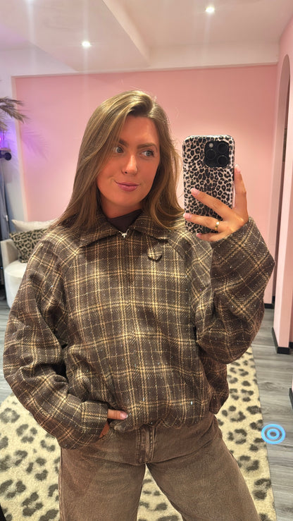 Alix Jasje Strass Bruin